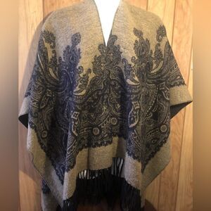 Beautiful reversible wool blend shawl. Si3 tag and material tag are missing.